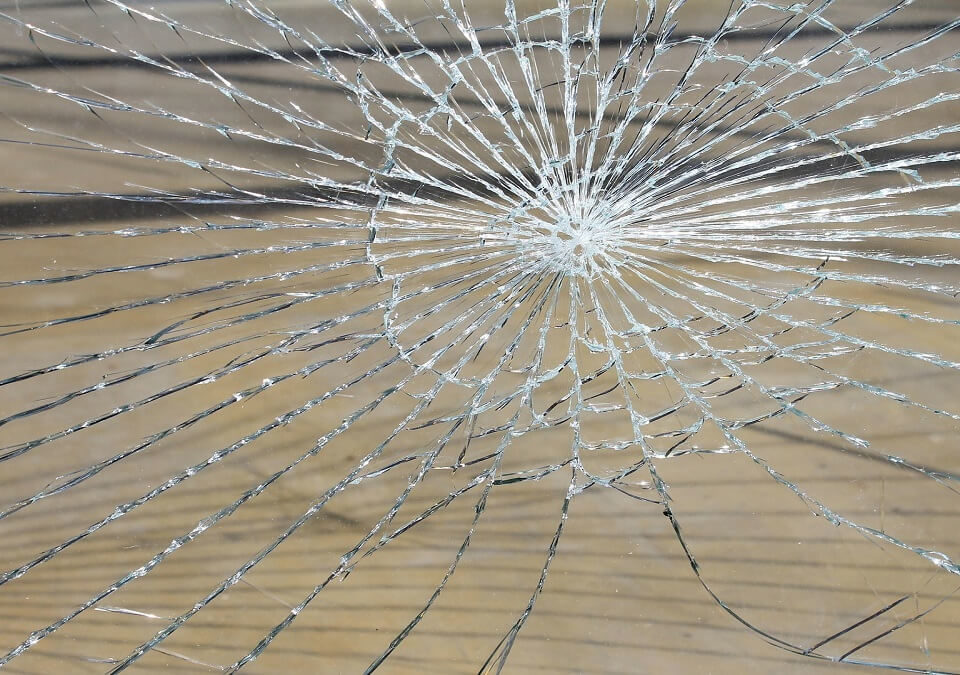 未成年惡鄰居亂砸房屋打傷人，聘刑事律師提告毀損罪要求法定代理人負賠償之責