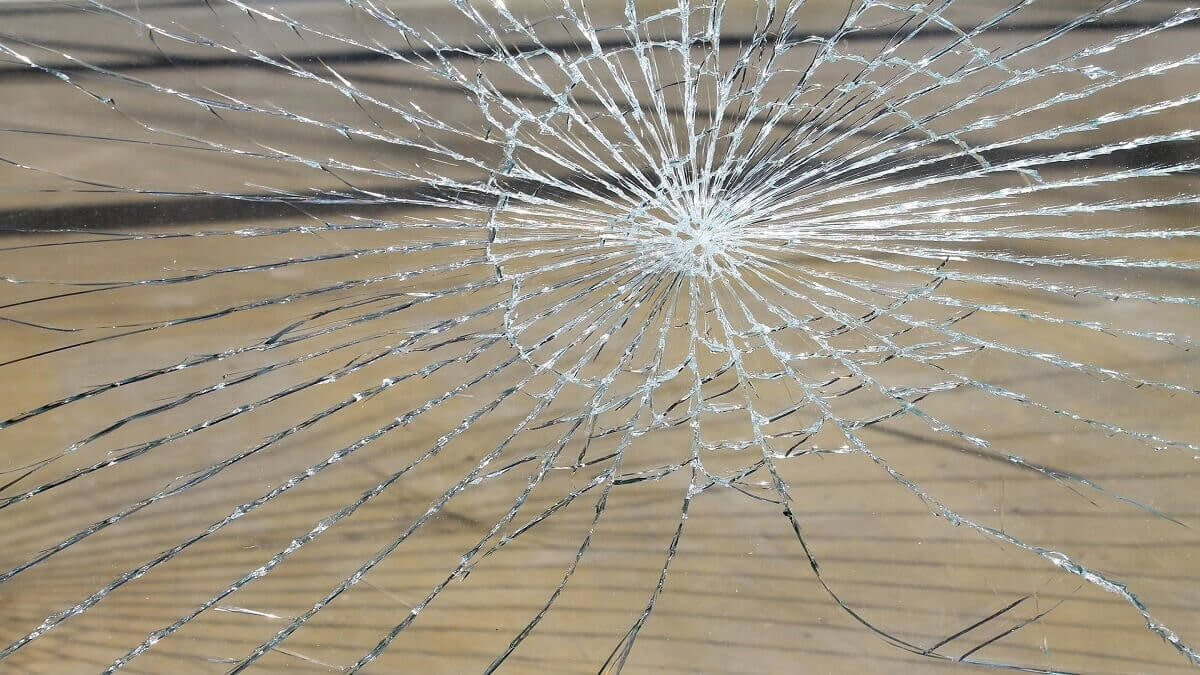 未成年惡鄰居亂砸房屋打傷人,聘刑事律師提告毀損罪要求法定代理人負賠償之責