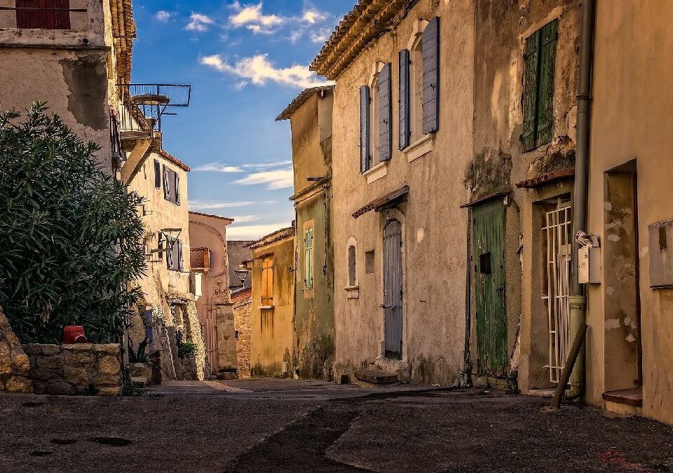 拆屋還地勝訴!鄰居違建導致房屋漏水龜裂,民事訴訟律師保障權益並求償40萬成功