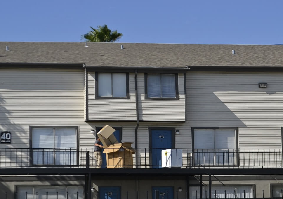 舊情人因債務賣屋卻賴著不走,男聘律師要求限期搬遷勝訴!