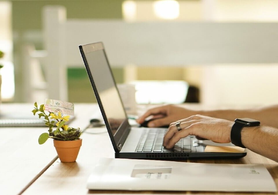 主管發文公開罵人,小職員忍無可忍聘律師提告妨害名譽!